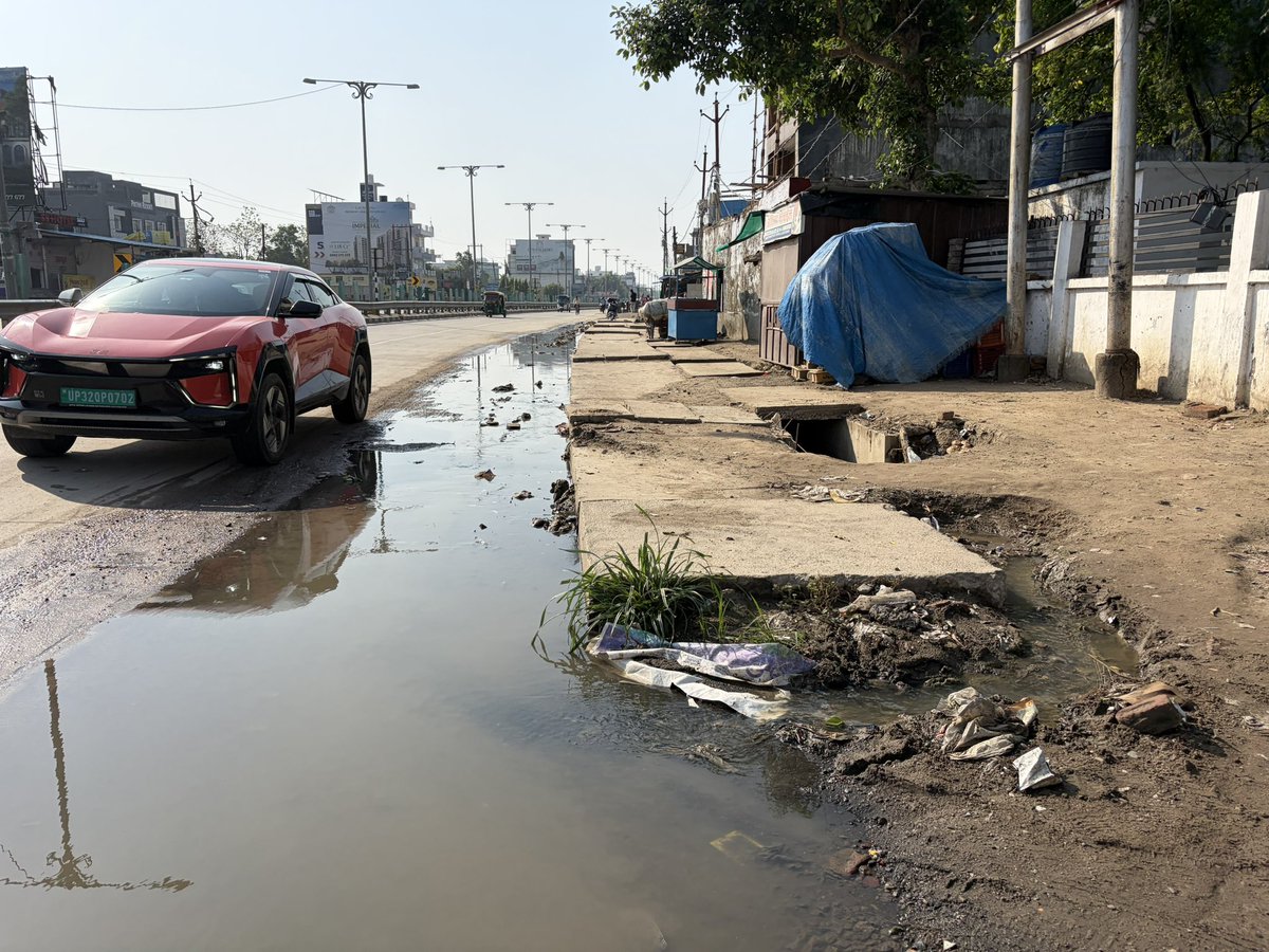 YTKDIndia's tweet photo. This is near Sushant Golf City &amp; Ahmamau.

Garbage dumped in the open.
Stagnant dirty water on the roadside.

Stray cattle and dogs feeding around waste.

Concrete pipes lying abandoned. https://t.co/bP9fIqtkwr