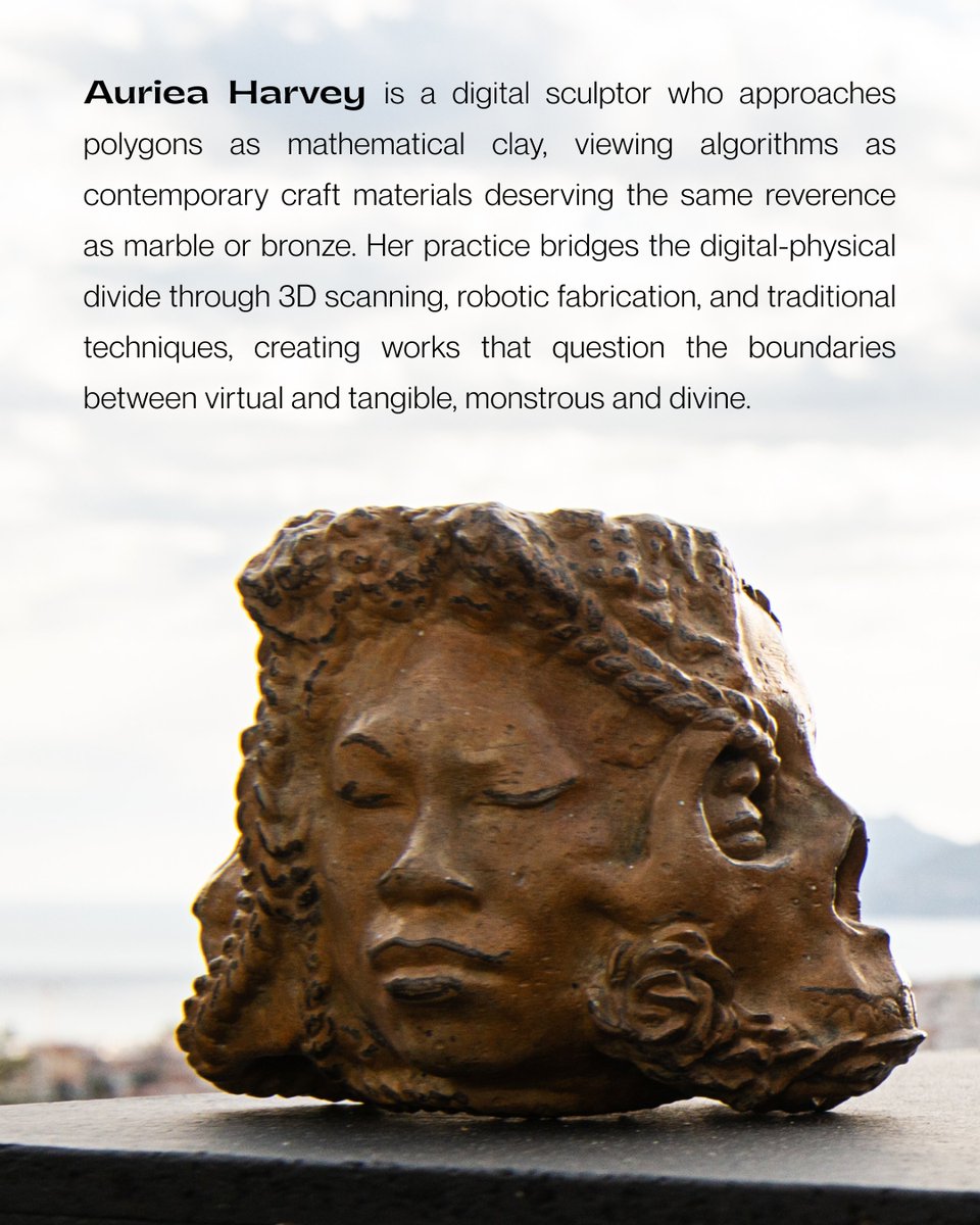 ForgioArt's tweet photo. Featured in An Evening in Art: Auriea Harvey

In Auriea Harvey’s The Mystery [v5-dv1], sculpture exists in both the digital and physical realms. Symbolic imagery evoking concepts of Memento Mori, found in the skull (bone), a face (nature), a rose (beauty), and a braid (death). Using self-portraiture, Harvey is inserting the beginning of an African-American woman into art history, an overdue revision of the narrative.

To acquire a piece from the MysteryV5 collection, visit https://t.co/yVU1ueG083.

--

À l'honneur lors de la soirée "An Evening in Art": Auriea Harvey

Dans The Mystery [v5-dv1] d'Auriea Harvey, la sculpture habite simultanément les sphères numérique et physique. Une imagerie symbolique convoquant les codes du Memento Mori — le crâne (l'os), un visage (la nature), une rose (la beauté), une tresse (la mort) — vient interroger notre rapport à la finitude et à la mémoire.

Par le prisme de l'autoportrait, Harvey inscrit avec force la figure d'une femme afro-américaine dans l'histoire de l'art. Un geste nécessaire. Une révision longtemps attendue d'un récit trop souvent incomplet.

Pour acquérir une œuvre de la collection MysteryV5, rendez-vous sur https://t.co/yVU1ueG083.

#ContemporarySculpture #DigitalToPhysical #GenerativeArt #ArtPractices #ContemporaryArtists #Forgio #SculptureNow