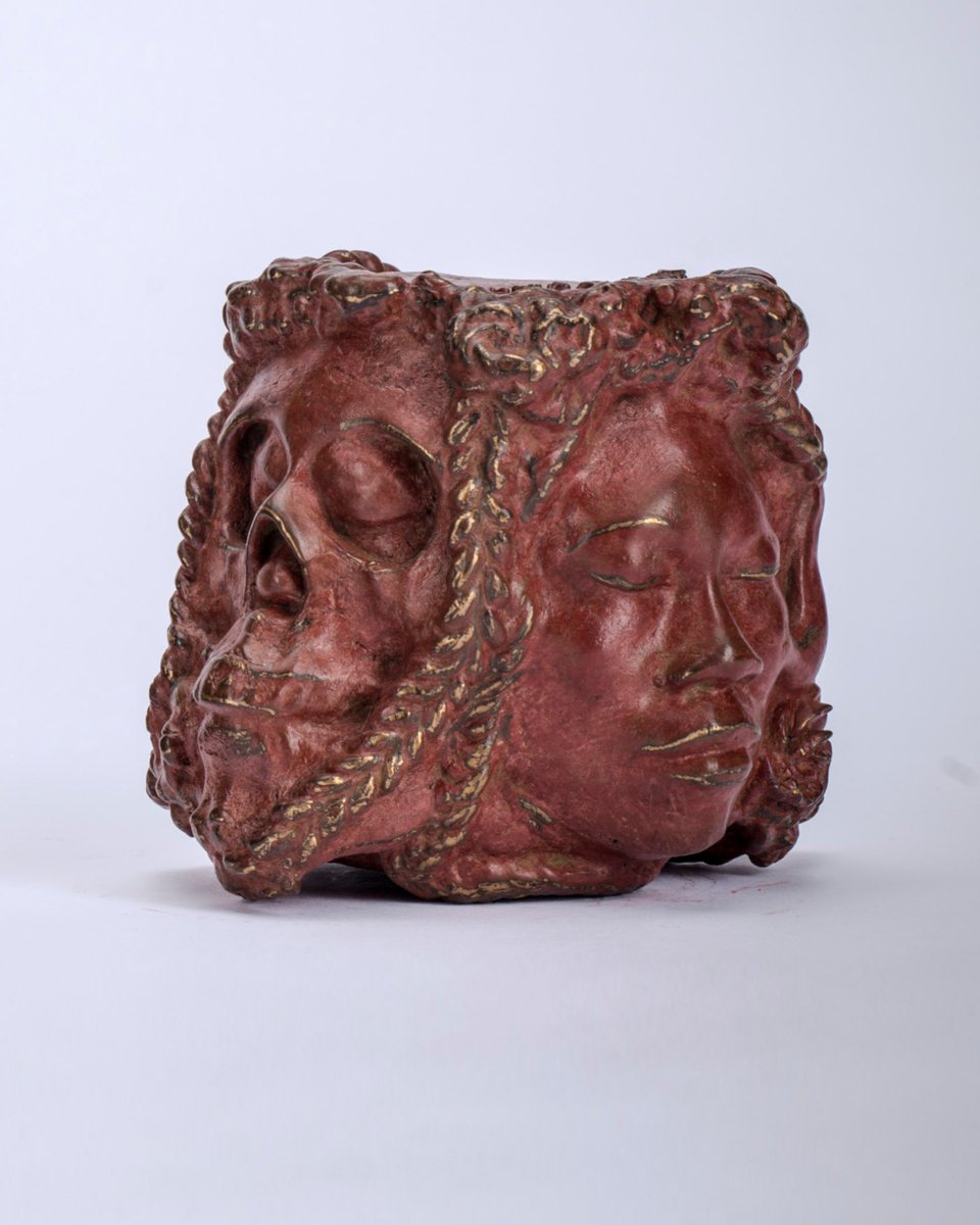 ForgioArt's tweet photo. Featured in An Evening in Art: Auriea Harvey

In Auriea Harvey’s The Mystery [v5-dv1], sculpture exists in both the digital and physical realms. Symbolic imagery evoking concepts of Memento Mori, found in the skull (bone), a face (nature), a rose (beauty), and a braid (death). Using self-portraiture, Harvey is inserting the beginning of an African-American woman into art history, an overdue revision of the narrative.

To acquire a piece from the MysteryV5 collection, visit https://t.co/yVU1ueG083.

--

À l'honneur lors de la soirée "An Evening in Art": Auriea Harvey

Dans The Mystery [v5-dv1] d'Auriea Harvey, la sculpture habite simultanément les sphères numérique et physique. Une imagerie symbolique convoquant les codes du Memento Mori — le crâne (l'os), un visage (la nature), une rose (la beauté), une tresse (la mort) — vient interroger notre rapport à la finitude et à la mémoire.

Par le prisme de l'autoportrait, Harvey inscrit avec force la figure d'une femme afro-américaine dans l'histoire de l'art. Un geste nécessaire. Une révision longtemps attendue d'un récit trop souvent incomplet.

Pour acquérir une œuvre de la collection MysteryV5, rendez-vous sur https://t.co/yVU1ueG083.

#ContemporarySculpture #DigitalToPhysical #GenerativeArt #ArtPractices #ContemporaryArtists #Forgio #SculptureNow