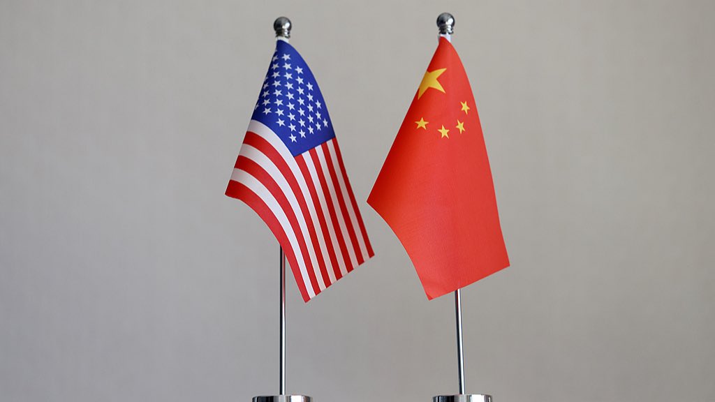 UAperta13275's tweet photo. L’annuncio da Beijing è arrivato lunedì 11 maggio: Donald Trump sarà in Cina dal 13 al 15 per una visita di Stato. Non accadeva dal 2017, quando l’allora presidente americano - anche lui Trump, ma al primo mandato - fece il suo ingresso in Cina tra l’8 e il 10 novembre. Oggi lo scenario è completamente diverso, eppure c’è un filo rosso che lega quelle due date: la consapevolezza, da entrambe le parti, che il faccia a faccia tra i leader delle due maggiori economie mondiali non può essere un evento sporadico.
Negli ultimi quindici mesi, dalla rielezione di Trump, i due capi di Stato hanno già avuto sette importanti interazioni: colloqui telefonici, vertici multilaterali, l’incontro a margine dell’APEC di Busan. L’ultima conversazione telefonica ha visto il presidente cinese tracciare una rotta chiara: rafforzare il dialogo, gestire le divergenze senza drammi, ampliare la cooperazione pragmatica. L’obiettivo dichiarato è fare del 2026 l’anno in cui Cina e Stati Uniti iniziano a convivere nel rispetto reciproco, nella pace e nella cooperazione vantaggiosa per entrambi.
Ma cosa aspettarsi realmente da questa visita? Giulio Chinappi, ricercatore del Centro Studi Eurasia e Mediterraneo, non ha dubbi: «Non è importante solo per le relazioni bilaterali, ma per l’intero sistema internazionale». Quando Beijing e Washington parlano, il mondo riceve un segnale di stabilità. E i sei round di consultazioni economico-commerciali tenuti negli ultimi 12 mesi dimostrano che - anche con posizioni distanti - la volontà di tenere aperti i canali esiste.
Chinappi punta l’attenzione su un punto concreto: la stabilizzazione del quadro tariffario. Sarebbe un primo risultato tangibile, capace di ridurre l’incertezza globale. L’Europa, nel frattempo, osserva con attenzione. Un riavvicinamento tra Cina e USA non è solo una buona notizia per le catene industriali e le esportazioni europee: offrirebbe ai paesi del Vecchio Continente la possibilità di coltivare rapporti equilibrati con entrambe le superpotenze.
Infine, la posta in gioco più alta: cambiamento climatico, intelligenza artificiale, sicurezza energetica. Su questi temi, senza cooperazione tra Cina e Stati Uniti, l’intera umanità rischia di fare passi indietro. La visita di Trump, insomma, è molto più di una tappa diplomatica. È un banco di prova.