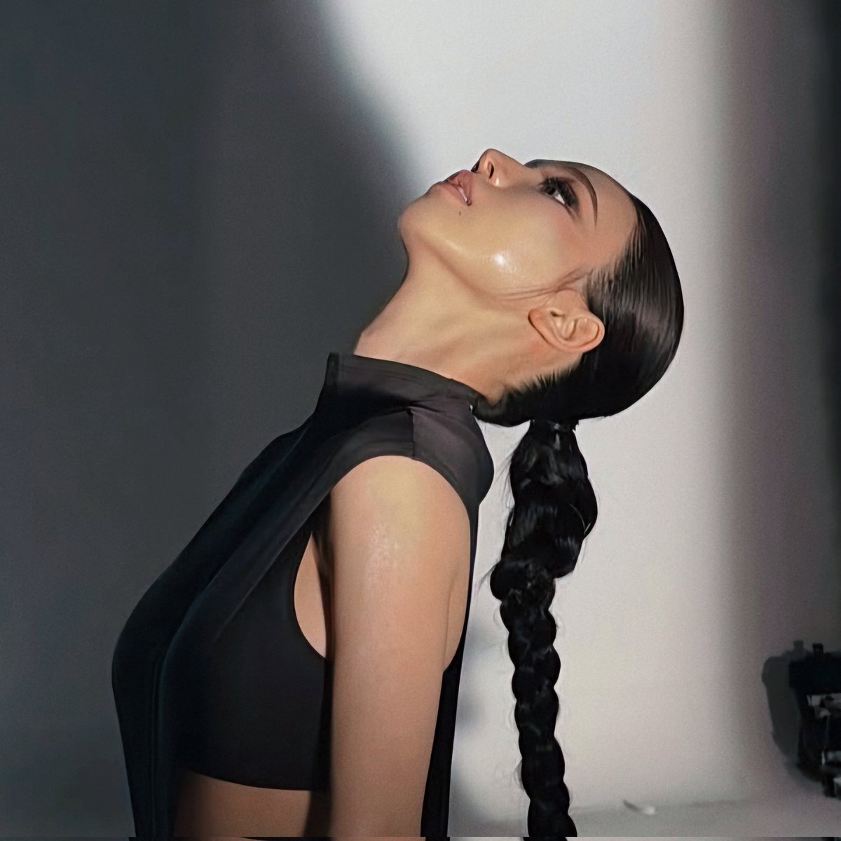 upxkrn's tweet photo. KARINA'S NECK https://t.co/a0VexzkB8t