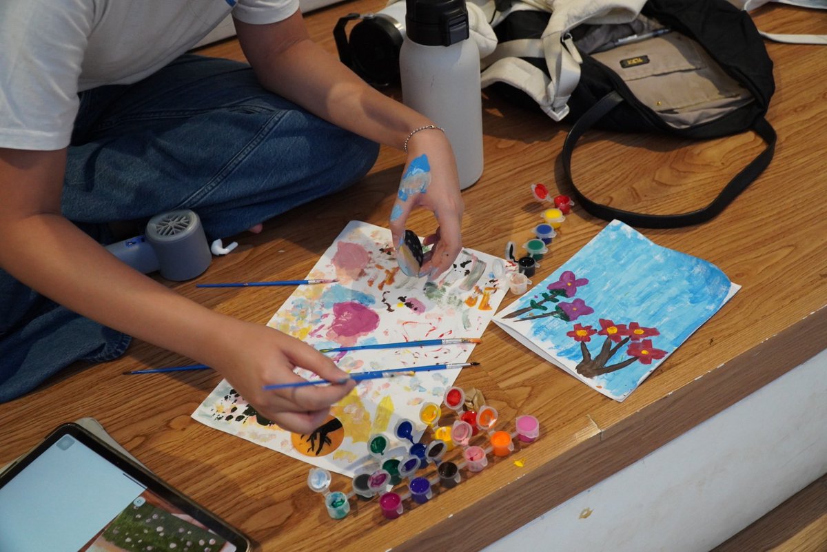 senicsui's tweet photo. keenam, di senbud lo bisa bljr bnyak hal ga cuma soft skill tapi juga hard skill di bidang art, musik, fotografi, dan banyak lagi🤤 kita ada workshop art, tutor foto, bahkan bs saling belajar sama anak-anak senbud sendiri (gue dapet gitar karena pengen belajar thx nan😛) https://t.co/UKdzGal18Y