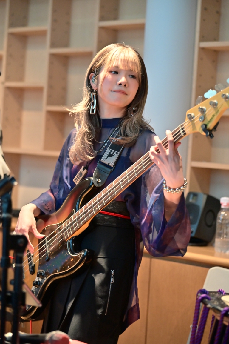 Duckn_2's tweet photo. SHIMOちゃん（7/9）

ベースSHIMOちゃん🎸🥰
🇩🇪でもベース演奏頑張ってね🎸🎶

#サムアパ
#SHIMOちゃん
#しもちゃん
#StudioGate https://t.co/xJgPWiMOL0