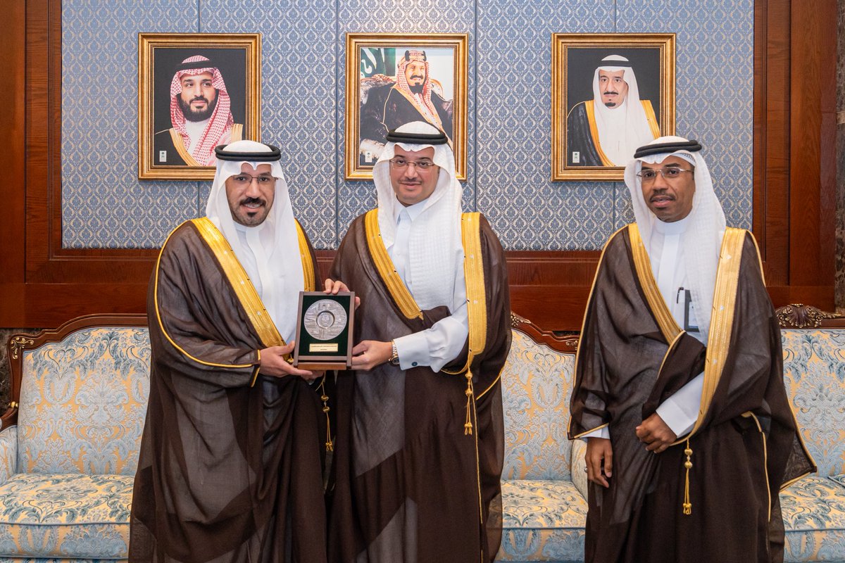 nshd00's tweet photo. الحمد لله الذي بنعمته تُستكمل المساعي، وبتوفيقه تتحول المعرفة إلى أثر مستدام ، والبحث العلمي إلى ابتكار يخدم الإنسان والوطن.

تشرفت اليوم بالتكريم من صاحب السمو الملكي الأمير سعود بن طلال بن بدر محافظ الأحساء، إثر تحقيق الميدالية الذهبية  مع مرتبة الشرف وجائزة الابتكار في Geneva International Exhibition of Inventions عن الابتكار السعودي JINATI، في إنجاز أعتز به بوصفه امتدادًا لمسيرة علمية هدفت إلى توظيف الذكاء الاصطناعي والبحث التطبيقي في تطوير حلول وطنية ذات أثر صحي ومجتمعي مستدام.

وقد جسّد هذا التكريم بوضوح ما توليه قيادتنا الرشيدة - حفظها الله - من استثمار استراتيجي في الإنسان السعودي، وإيمان راسخ بأن المعرفة والابتكار يمثلان ركيزتين أساسيتين في بناء اقتصاد تنافسي قائم على العلم والتقنية، وتعزيز حضور المملكة في المنصات العلمية العالمية.

وأتقدم بخالص الشكر والتقدير لـ وزارة التعليم @moe_gov_sa وإدارة تعليم الأحساء @MOE_EEH على دعمهم المؤسسي النوعي الذي أسهم في تحويل المخرجات البحثية إلى ابتكارات وطنية قادرة على المنافسة الدولية، كما أرفع بالغ الامتنان لصاحب السمو الملكي الأمير سعود بن طلال بن بدر، ولسعادة الأستاذ طواشي بن يوسف الكناني المدير العام للتعليم بالأحساء، على هذا التكريم الكريم.

وأعد هذا التكريم مسؤولية وطنية مضاعفة لمواصلة تطوير حلول علمية وتقنية متقدمة تسهم في الارتقاء بجودة الحياة، وتعزيز الاقتصاد المعرفي، وتحقيق مستهدفات  رؤية 2030، وترسيخ مكانة المملكة بوصفها مركزًا عالميًا للعلم وللابتكار.