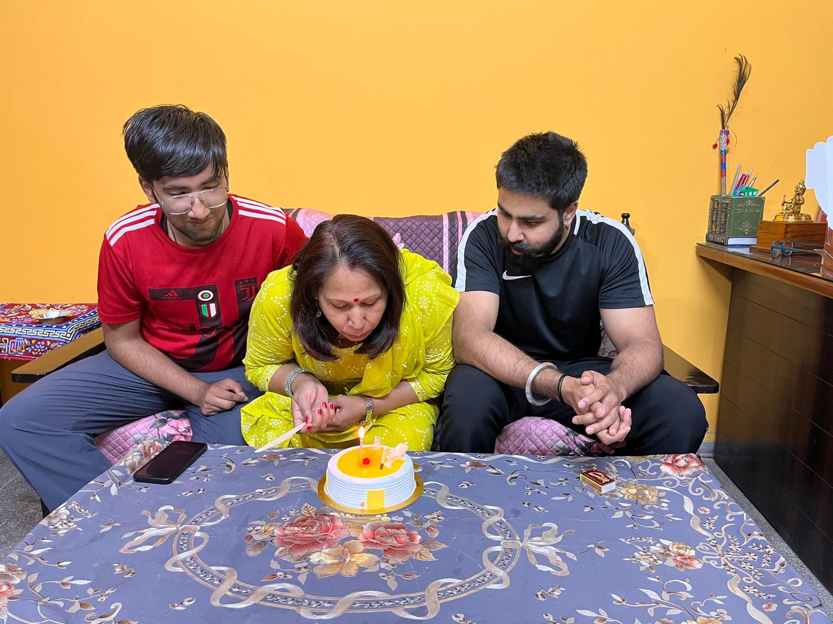 *अभी जिंदा है मां मेरी
        मुझे कुछ भी नहीं होगा*
*मैं घर से जब निकलता हूं*
            *दुआ भी साथ चलती है

किसी ने सच कहा है।
जिन बच्चों के सर पर माँ का हाथ होता है वो बच्चें बहुत भाग्यशाली होते हैं क्योंकि एक माँ अपने बच्चों के लिए हर तूफान से लड़ जाती है 

#mothersday