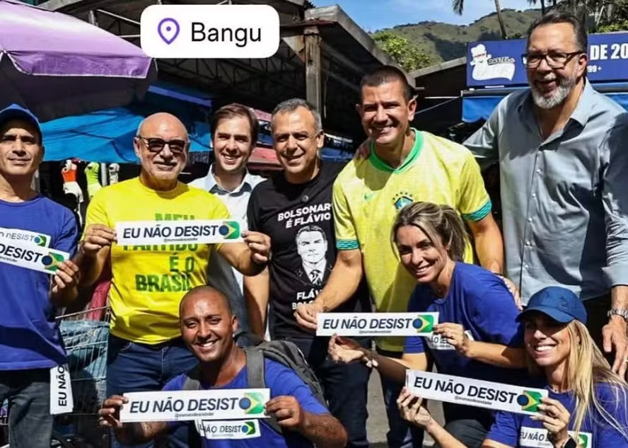 Douglas Ruas, candidato de Flávio Bolsonaro ao governo do Rio faz campanha com operador de rachadinha. Novo presidente da Alerj foi a Bangu na companhia de Fabrício Queiroz (O Globo)