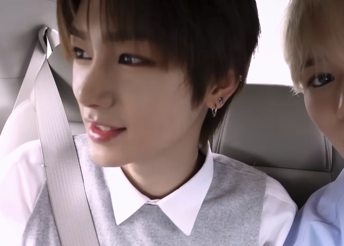 디어 tweet media