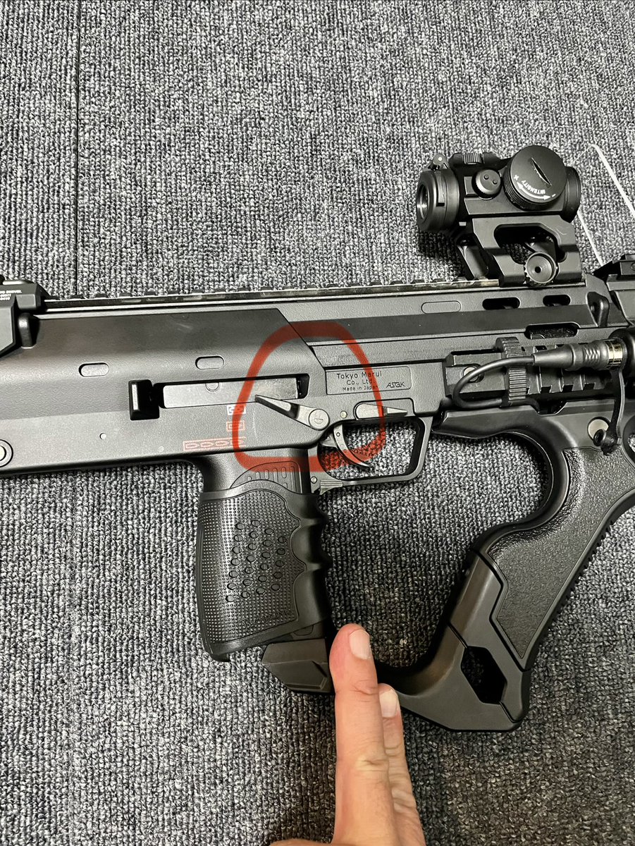 Hanzo_dt's tweet photo. 引き続き半蔵です😊マルイmp7のこのセレクターのガタ付き気になりませんか😄そんな時はセロテープを良い感じに切り取り軸に巻き付け、後は止めていたネジを差し込み止めればカッチリセレクターの出来上がりです👍フィーリングアップ👌結構そんなもんです🤚まあ誰かの役にたてればです😉#mp7 #サバゲー https://t.co/e4SdXPO8hf