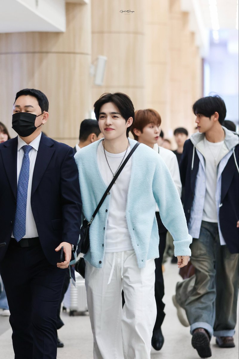 같이 여행간 것 가족 같아!!  행복해 보이는 큰형이랑 뒤에서 티격태격하는 동생들까지🤣