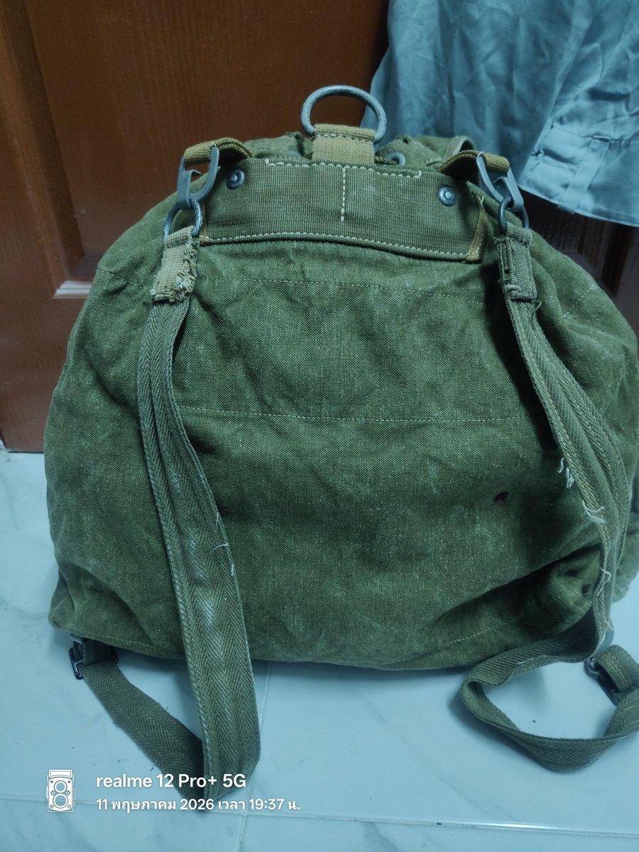 football881262's tweet photo. “DAK RUCKSACK ของแท้
ผ้าแคนวาสเก่า ฮาร์ดแวร์เหล็ก กลิ่นอายสนามครบใบ 🪖”
#DAKRucksack #Militaria #MilitaryCollection #VintageMilitary #SurplusGear #ของสะสมทหาร #กระเป๋าทหาร #VintageGear https://t.co/a3rY2S9Gn2