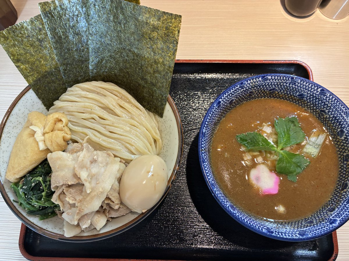 shoichi1009's tweet photo. 鶴見 らー麺土俵 鶴嶺峰

店主は元力士で強面だが接客はとても丁寧で好印象。つけ麺は並盛でもなかなかのﾎﾞﾘｭｰﾑ。特製ﾄｯﾋﾟﾝｸﾞには煮卵に加え豚ﾊﾞﾗ、ほうれん草、餅巾着など変わり種が沢山。濃厚で熱々なつけ汁は甘めで好みの味。満足感のある一杯だった。ごっつぁんです。 https://t.co/w1eN2XIMiv