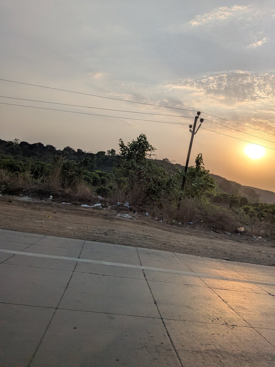 zeilar412's tweet photo. @Pmnarendramodi3   Plastic ban so important..this is how our india looks ..trash everywhere..dirtiest country in the world .. https://t.co/GJN0K5NBGW