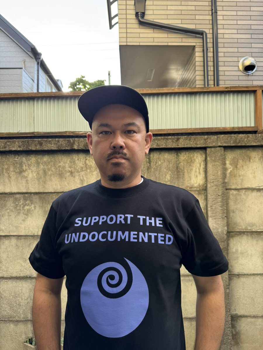 yoox960093's tweet photo. 政府の政策が移民や外国人への敵意を煽り、社会も経済もますます先細りになる日本。

そんな中で繰り返されるundocumentedな人々への
差別、攻撃、排除に、はっきりNOを突きつける。

SUPPORT THE UNDOCUMENTED Tシャツ
在庫あり・14日午後までのご注文なら即納可能
#AKATALE #WearToResist 
https://t.co/o1XBggAK3a