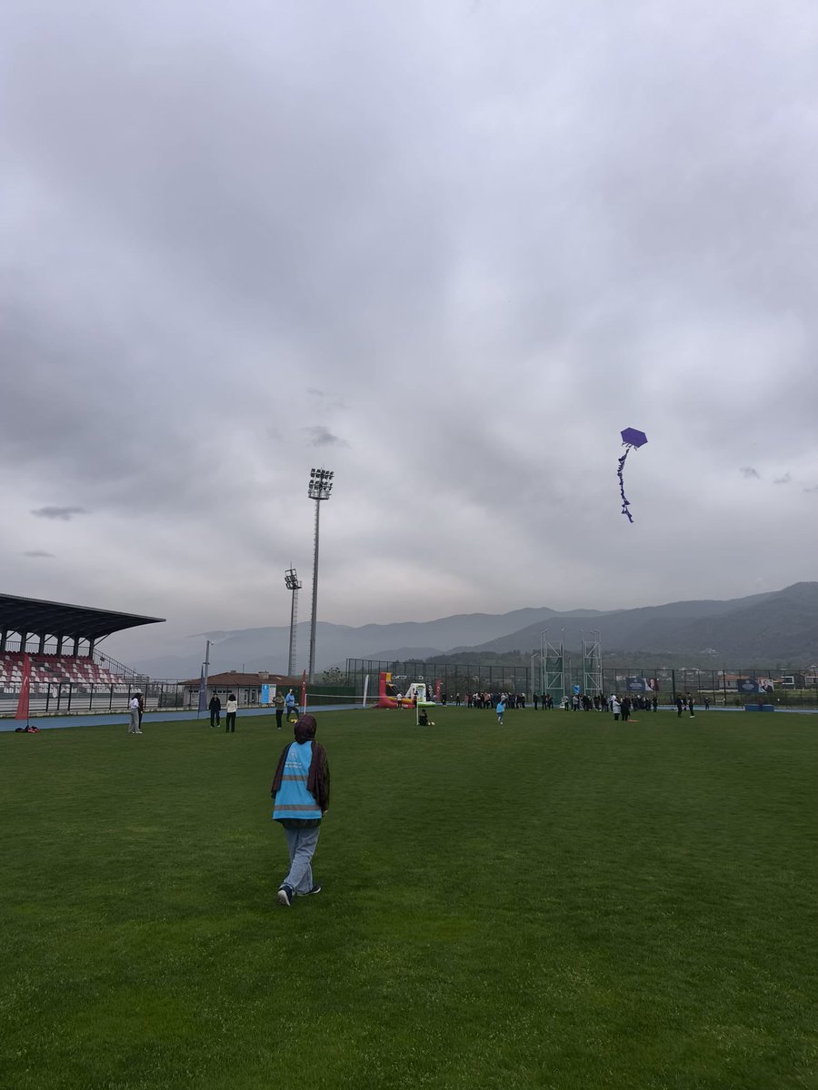KarabukKYGM's tweet photo. 📍 Kâtip Çelebi Yurdu 
“Spor aşkı engel tanımaz! Uçurtma Şenliği’nde engelli bireylerle gökyüzüne umut, mutluluk ve kardeşlik bıraktık.” https://t.co/LTOG1cNT8i