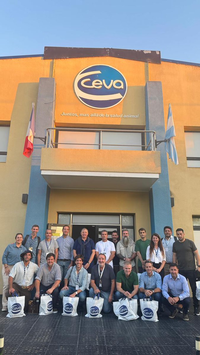 CevaConoSur's tweet photo. ➡️ Recibimos en nuestra planta de producción en Santa Fe, a un grupo de productores de bovinos de diferentes localidades del país, para conocer nuestras instalaciones y procesos.
También aprovechamos para ofrecerles una capacitación en Inteligencia Artificial aplicada al campo.🐂 https://t.co/mmKH6A6GpK
