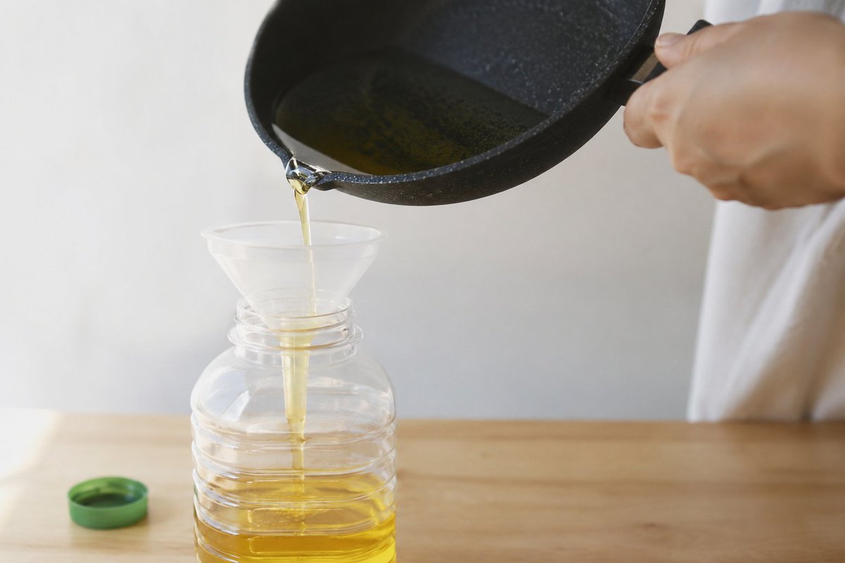 GEREGRAScomunit's tweet photo. ⚠️ No estás reciclando mal el aceite… pero podrías hacerlo mucho mejor

Un envase mal cerrado, mezclarlo con restos o dejarlo meses acumulado puede hacer que ese aceite:

❌ Pierda calidad
❌ Sea más difícil de reciclar
❌ Reduzca su valor como biocombustible https://t.co/uRHhCeCrQp