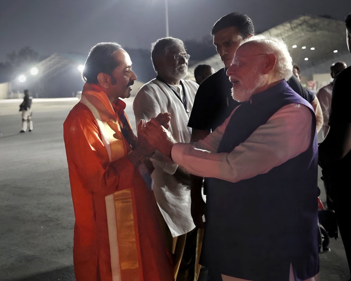 BhagavadgitaOrg's tweet photo. నిస్వార్ధ, నిష్కామ కర్మ యోగి .. సనాతనధర్మ యోగి...!
దైవభక్తి, దేశభక్తి, కర్తవ్య నిష్ఠ కలిగిన కారణ జన్ముడు ... మహాత్ముడు...!
శ్రీకృష్ణుడు పరిపాలించిన ద్వారకనే తానూ పరిపాలించిన దైవాంశసంభూతుడు...!
భారతీయ సింహం ... 'బెంగాల్' టైగర్ ...!
ఆయన ముందు నిలబడి నమస్కరించడమే - దైవానికి నమస్కరించిన దివ్యానుభూతి...!

భారత ప్రధాని ... శ్రీ నరేంద్ర మోదీ నిన్న (10.5.2026) విజయవంతం గా చేసిన తెలంగాణ పర్యటన అనంతరం -హైదరాబాద్ బేగంపేట విమానాశ్రయం లో ఆయనకు వీడ్కోలు పలుకుతున్న  'భగవద్గీతా ఫౌండేషన్' వ్యవస్థాపకులు, గీతా గాన, ప్రవచన, ప్రచారకర్త, కేంద్ర సంగీత నాటక అకాడమీ పురస్కృత -  డాII ఎల్. వి. గంగాధర శాస్త్రి.

A selfless Karma Yogi… a noble guardian of Sanatana Dharma…!
A great soul adorned with devotion to God, unwavering patriotism, and sacred commitment to duty…!
A divine soul who governed the sacred land of Dwarka — once ruled by Lord Sri Krishna Himself…!

The Lion of Bharat… the ‘Bengal Tiger’ of fearless resolve…!
To stand before him and offer salutations is itself a divine experience — as though bowing before the Almighty…!

Hon’ble Prime Minister of India, after successfully concluding his Telangana visit yesterday (10.05.2026), at Hyderabad Begumpet Airport, receiving heartfelt farewell greetings from Dr. L.V. Gangadhara Sastry — Founder of Bhagavadgita Foundation, Gita singer, global preacher, propagator, and the recipient of the Central Sangeet Natak Akademi honour.

@narendramodi 
@PMOIndia