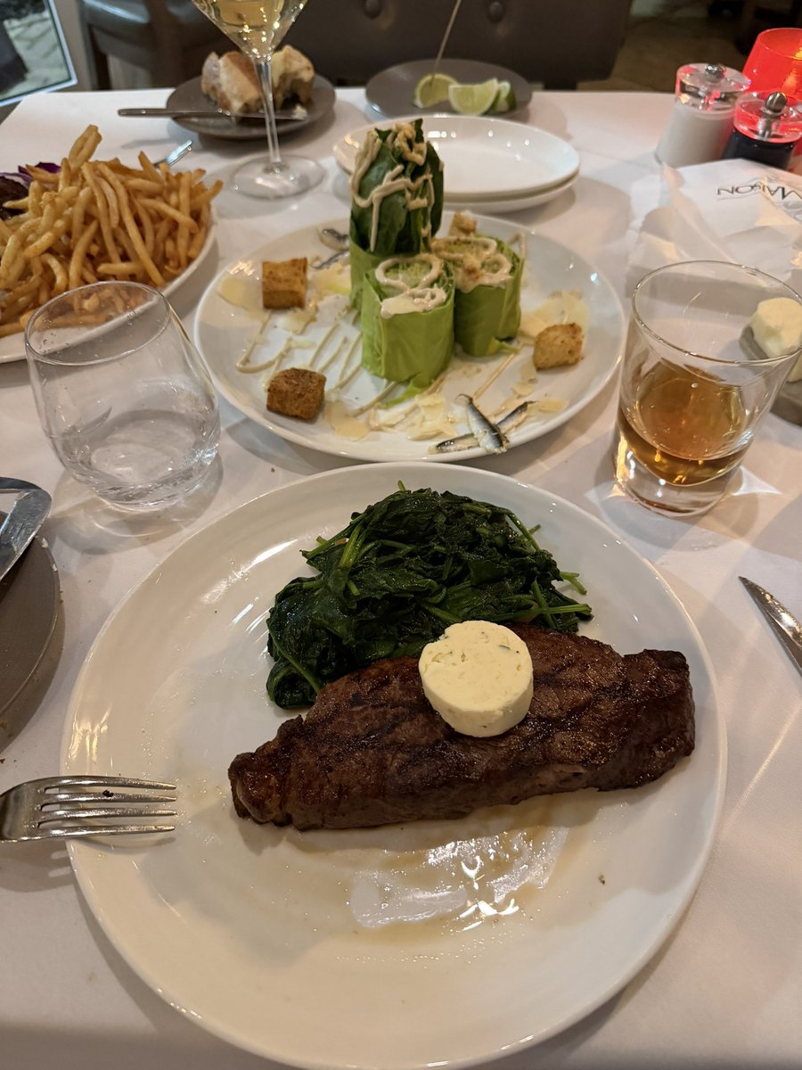 ApexByOmar's tweet photo. I like to eat a lot, I eat meat, fish, chicken, eggs, cheese, etc., so I eat about 200 gr of protein. Why? Because I like to be in a lipolytic-keto state. So either I eat high protein or I reduce the protein and eat more fat. What I don’t want to do is be in a glycolytic state where carbs are the predominant source of energy. I eat carbs but always around workouts.