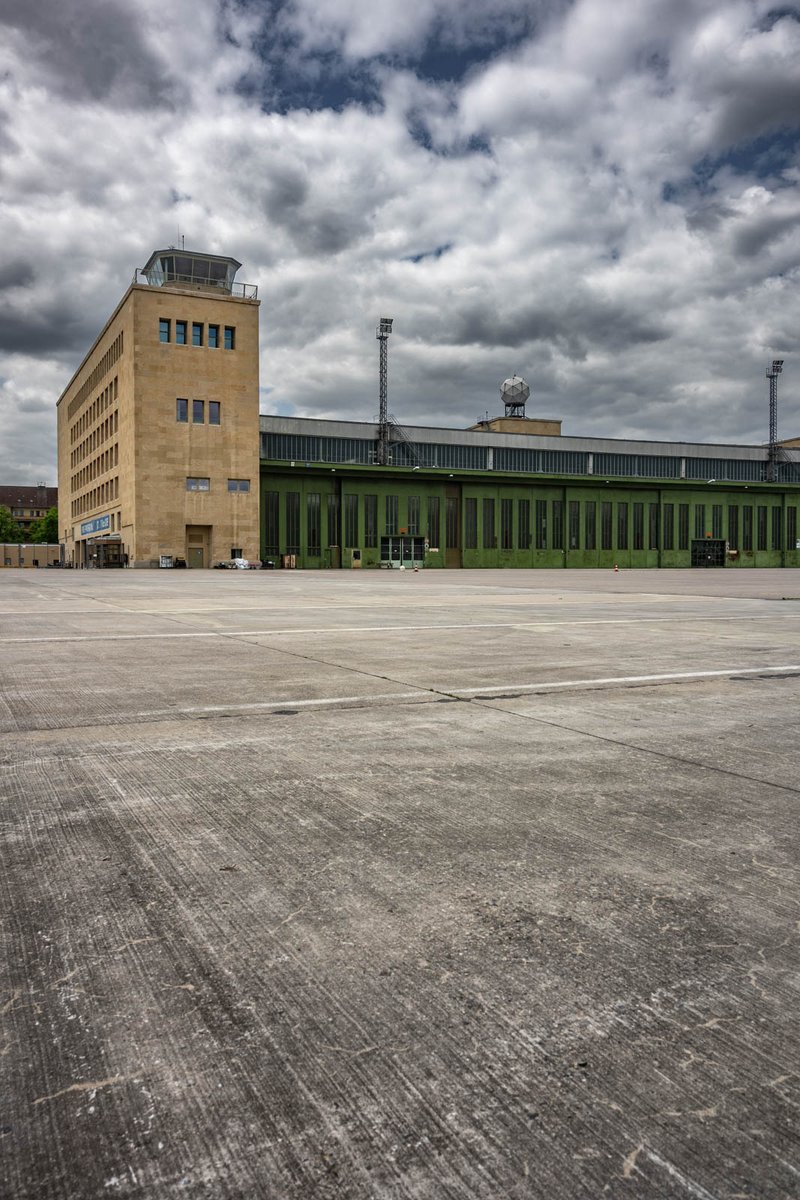 ClixplicitArt's tweet photo. Berlin Tempelhof

Heel bijzonder om dit oude vliegveld te bezoeken. https://t.co/2qzyB3QkCt