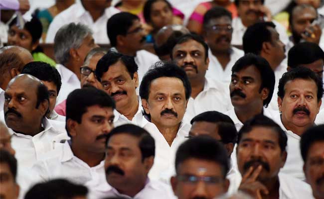tis_Pops's tweet photo. ஜெயலலிதா கூப்பிட்டாலும் சரியா மரியாதை குடுக்க மாட்டாங்கனு கலைஞர் சொல்லியும், அது தெரிஞ்சும் பதவியேற்புக்கு போனவர், கடுமையா விமர்சனம் பண்ண H. ராஜாக்கு முடியலனு சொன்னதும் அவர் கட்சிக் காரனுக்கு முன்னாடி ஓடிப் போய் பாத்தவர்.

தமிழ்நாட்டுல இந்த நாகரீக அரசியல தொடங்கி வெச்சவரே எங்க MKS தான்.