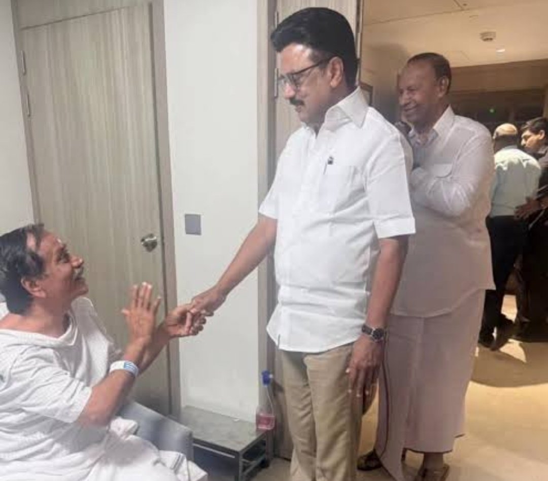 tis_Pops's tweet photo. ஜெயலலிதா கூப்பிட்டாலும் சரியா மரியாதை குடுக்க மாட்டாங்கனு கலைஞர் சொல்லியும், அது தெரிஞ்சும் பதவியேற்புக்கு போனவர், கடுமையா விமர்சனம் பண்ண H. ராஜாக்கு முடியலனு சொன்னதும் அவர் கட்சிக் காரனுக்கு முன்னாடி ஓடிப் போய் பாத்தவர்.

தமிழ்நாட்டுல இந்த நாகரீக அரசியல தொடங்கி வெச்சவரே எங்க MKS தான்.