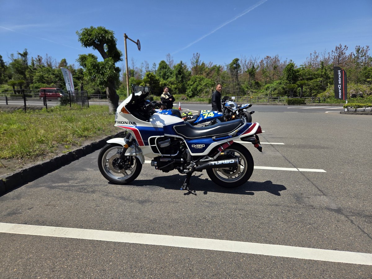 mizu_k222's tweet photo. 昨日、桜島で開催された、ホンダドリーム鹿児島主催の「minicafe」に行ってきました!
数日前に桜島が大噴火していたので心配していましたが灰に振られることもなくて良かった~
MT-10SPに乗ってるオーナーさんに会えました!
意外と近場に住んでいる方でした
#minicafe
#ホンダドリーム鹿児島
#桜島 https://t.co/jcSZwJDAG7