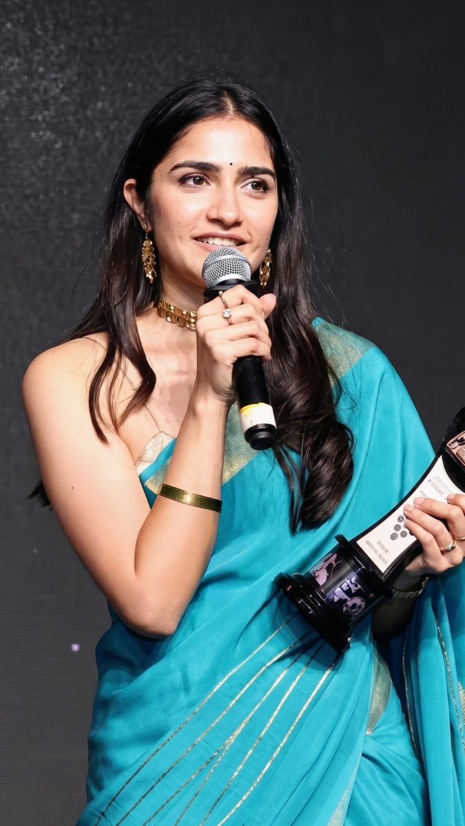gorgeous-rukmini-vasanth-rukku-won-best-actress-award-for-kantara
