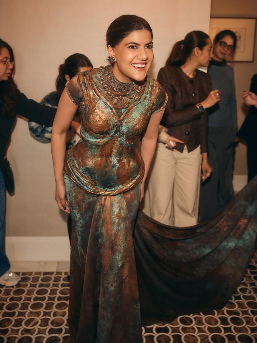 AnanyaBirlaX's tweet photo. Not just wearing the outfit…
She became the masterpiece. 🗿🤎✨
#AnanyaBirla #ArtAndFashion #MetGala #FashionStatement #RCB #IconicLook https://t.co/NfRaN88Jdz