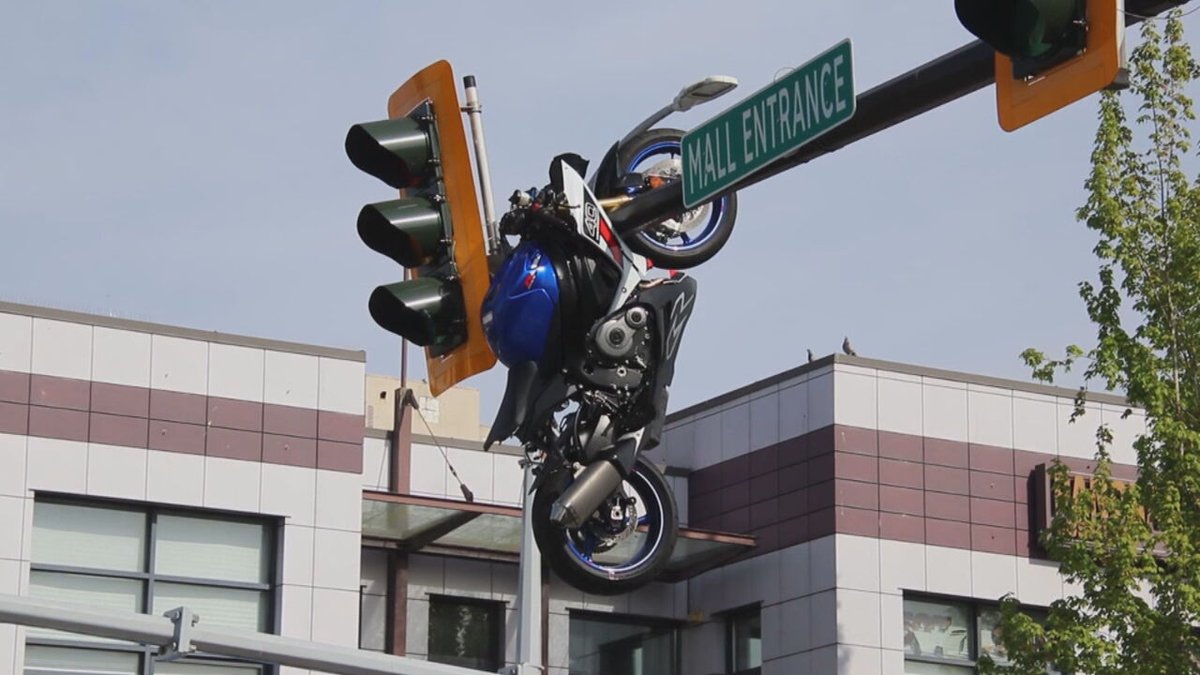 EmmaAllenTV's tweet photo. A motorcycle somehow ended up hanging from a traffic light after a crash in #Canada. Police say speed may have played a role in the crash involving a #motorcycle and a car. The rider suffered serious but non-life-threatening injuries. The driver of the car was not hurt. https://t.co/umsoU9MSEc