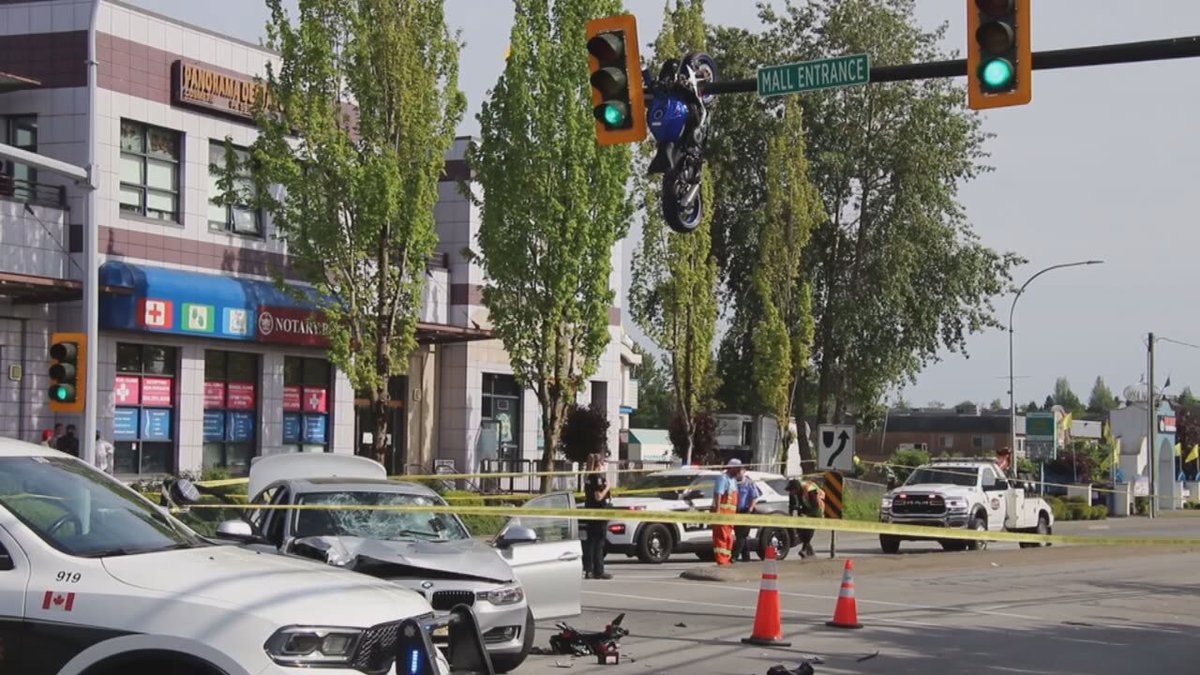 EmmaAllenTV's tweet photo. A motorcycle somehow ended up hanging from a traffic light after a crash in #Canada. Police say speed may have played a role in the crash involving a #motorcycle and a car. The rider suffered serious but non-life-threatening injuries. The driver of the car was not hurt. https://t.co/umsoU9MSEc