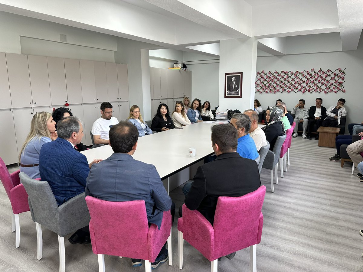 ismailgunes64's tweet photo. 📍Uşak Fen Lisesi

İl Başkan Yardımcımız İzzet Demir ile birlikte Uşak Fen Lisesi’ni ziyaret ederek Okul Müdürümüz Hacer Bozat, kıymetli öğretmenlerimiz ve sevgili öğrencilerimizle bir araya geldik.

Eğitim faaliyetleri, okulun çalışmaları ve öğrencilerimizin başarılarına yönelik değerlendirmelerde bulunduk. Nazik ev sahiplikleri için Müdürümüze ve öğretmenlerimize teşekkür ediyorum.