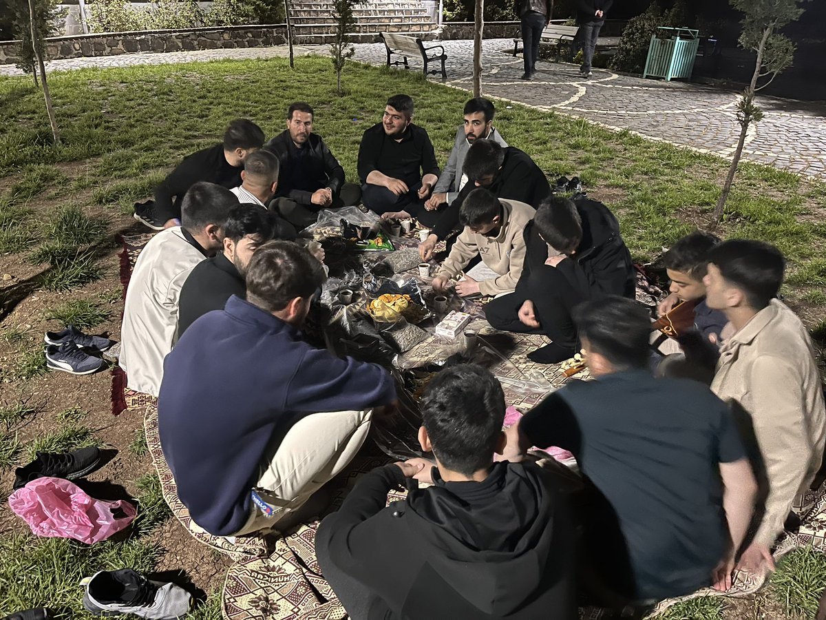 HurGenclik73's tweet photo. Mayıs ayının güzel atmosferinde, bahar etkinliklerimiz kapsamında gerçekleştirdiğimiz park buluşmasından kareler.

Birlikte geçirilen her an, kardeşliği ve muhabbeti daha da güçlendiriyor.

#Şırnak #Bahar #HürGençlik https://t.co/zudErF6Mn6
