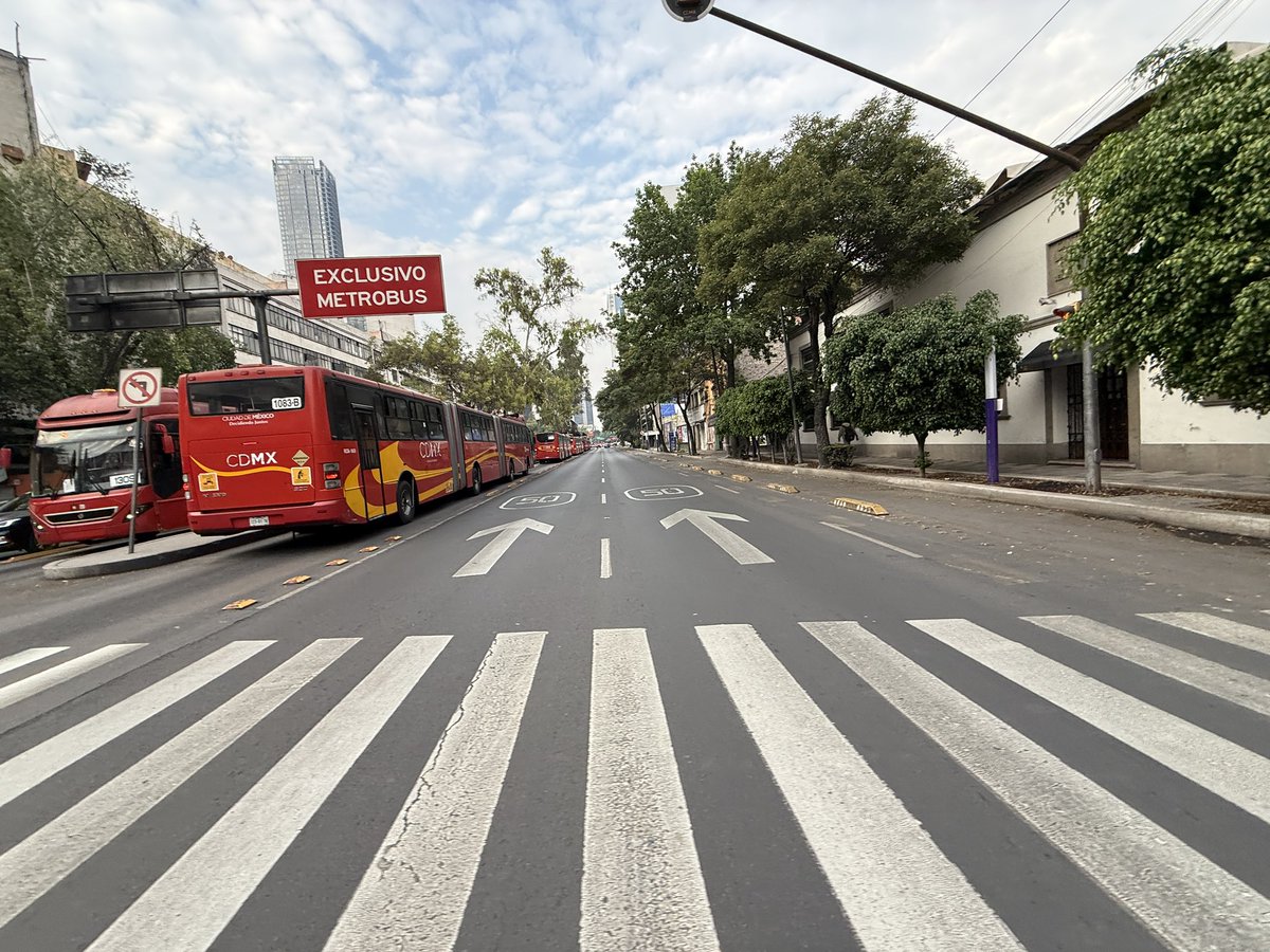 PollitoPioMex's tweet photo. Chécate a esta hora 7:05 am cuántos autobuses acumulados de Plaza de la Rep a Reforma L1 @RosarioCastroE @MetrobusCDMX falta que le den más tiempo a insurgentes en el semáforo de reforma @SSC_CDMX @UCS_GCDMX https://t.co/sgD5uQ6yB8