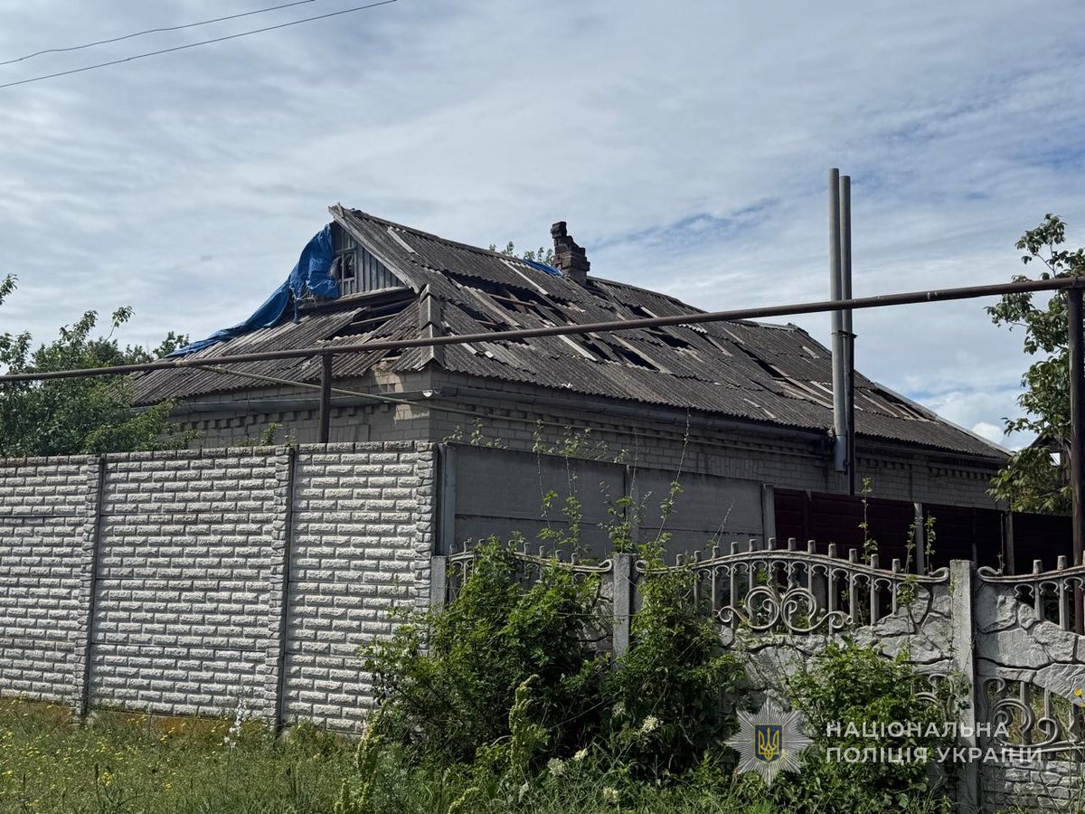 Загинула людина, двоє - зазнали поранень через російські обстріли на Запоріжжі: поліція фіксує наслідки воєнних злочинів рф 

Деталі:shorturl.at/2eKHy

#НПУ #поліція_Запоріжжя #обстріли #документування #воєнні_злочини #поліція_на_війні #stoprussia