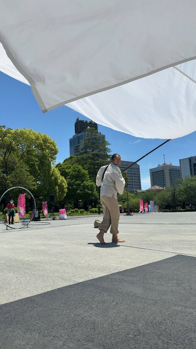 doroid758's tweet photo. うきも-project-
『うきふね』
枯山水を思わせる、3つの岩。
巨大な白布が青空にはためく。
金属のシルホイールが2つ。
緊張と緩和のバランスに見惚れる。
空気や重力や質量の事を考えながら観てた。
布が頭上を通り過ぎる際、パタパタと音がする。
#ストレンジシード静岡2026 https://t.co/5L1LoYnA5E