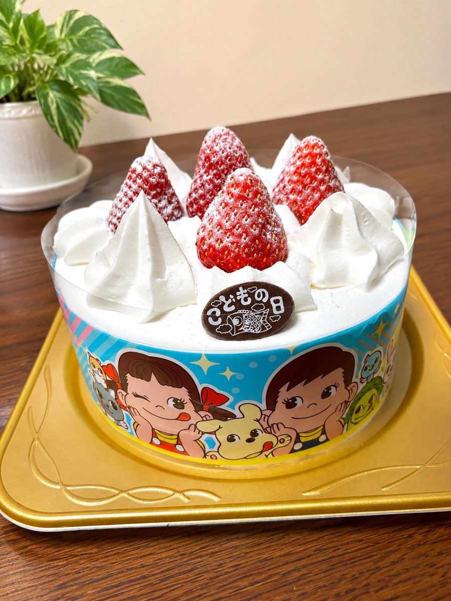 Shi_Chan73's tweet photo. 子どもの日に親戚にいただいた不二家！
背景をchatGPTに綺麗にしてもらった https://t.co/yCysr7Uro6