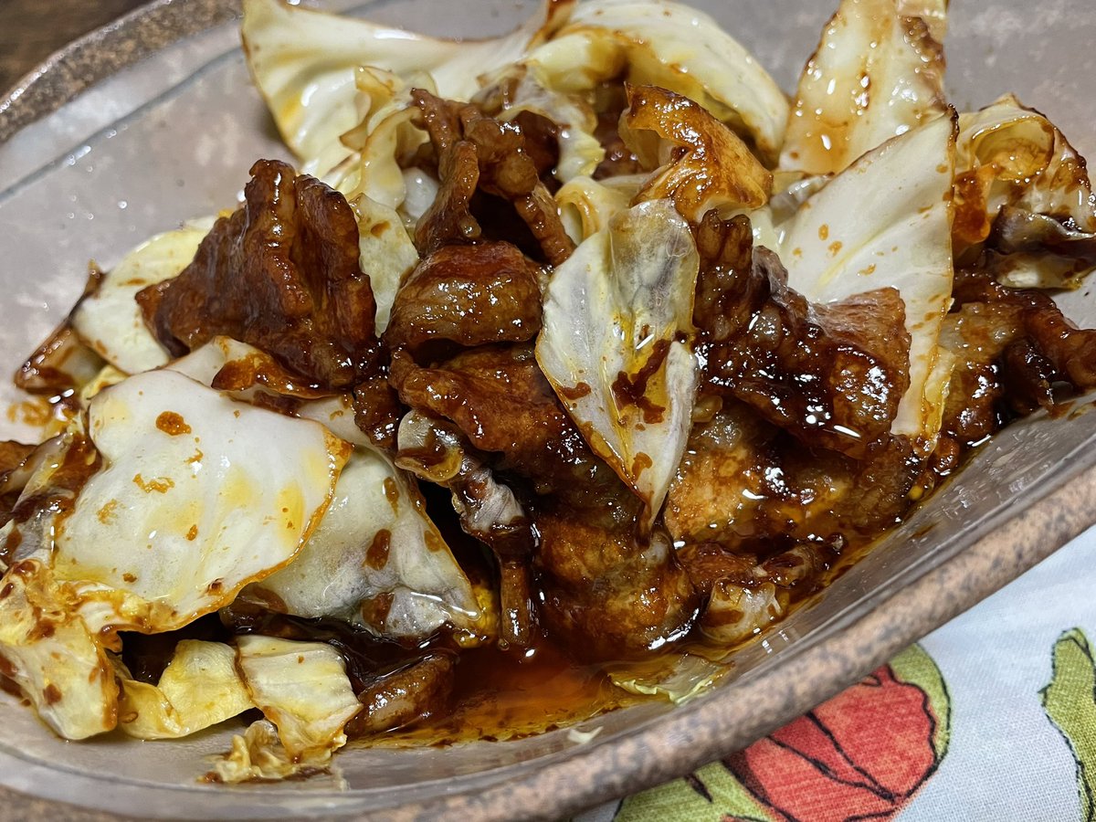 melonbo3's tweet photo. GWも終わり5連勤スタート▶️

キャベツ消費のための回鍋肉🍖🥬
甘みのあるタレの味でご飯がすすむっすすむっ！！

黒七味がめっちゃ合う〜❣️ https://t.co/R8aJ4GzWUc