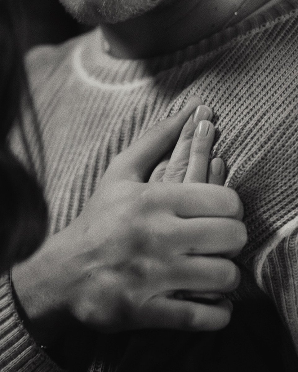 lassieta's tweet photo. The left side, where the heart is located, is considered the most sensitive and important. To give or call someone your "sol yanim" means to entrust them with your most precious and vulnerable part.

#isfad #erzey #TaşacakBuDeniz #ErdemŞanlı #ZeynepAtılgan https://t.co/cahibZT0sV