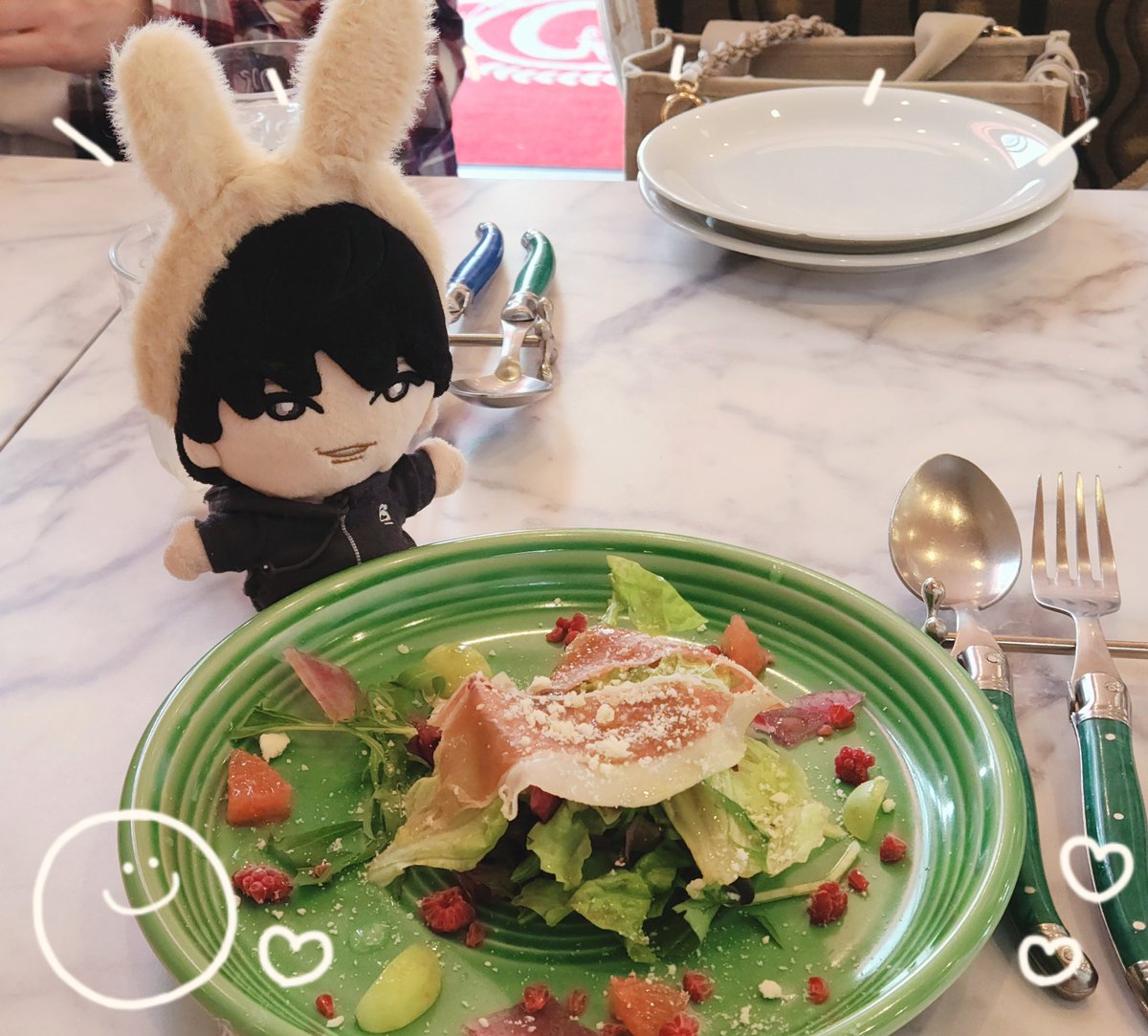 oriseto's tweet photo. 相変わらず職場で洗礼を受けて生きてる姿を見かねた他部署の職場のラウ担がご飯誘ってくれた🖤
ぬいと会うの初めてだねほくぬ…😭 https://t.co/tKAUglZapm