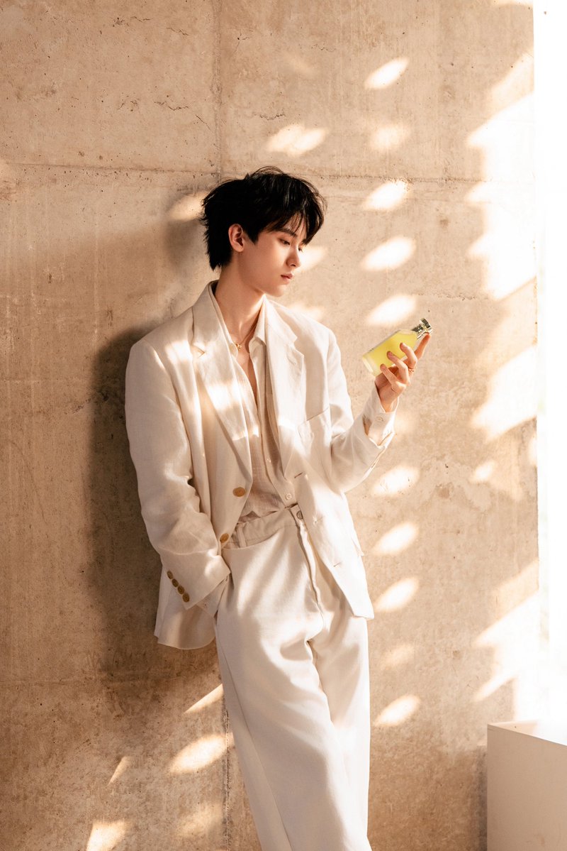[📸] 260511 |  BVLGARI宝格丽香氛 Update 

แสงเงาทอดผ่านเข้ามา การรอคอยของเขา ค่อย ๆ คลี่คลายในช่วงเวลานี้ @周翊然Tz

สดใสราวแสงส้มยามเช้า เติมเต็มการเฝ้ารออันอบอุ่นละมุนของชาแดง เพื่อความรักเขาจึงก้าวเดินมาหาเธอ

🔗 weibo.com/6418607905/529…

#Zhouyiran #โจวอี้หราน #周翊然