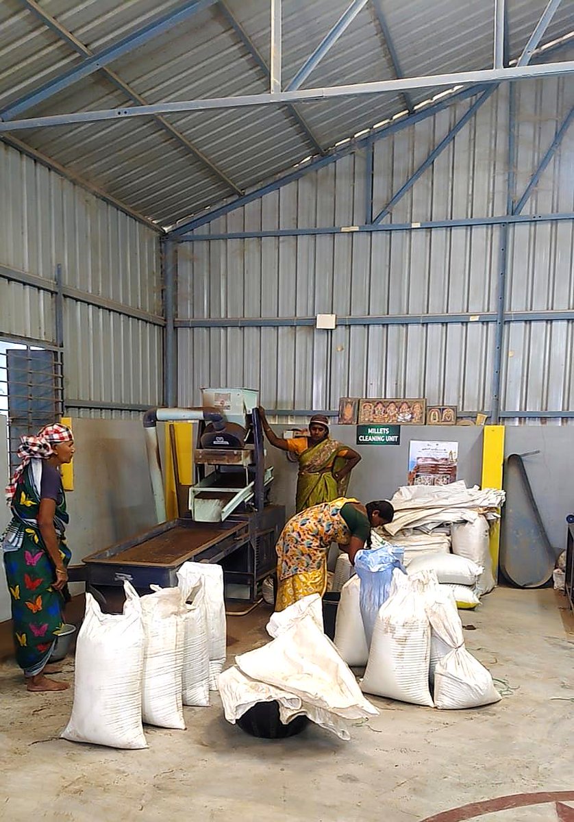 AgriGoI's tweet photo. Blending tradition with technology for farmer-led value addition 🌾🛢️

Agni Mariamman Farmer Producer Co Ltd., #Salem, #TamilNadu #FPO, with 750 farmer members, is strengthening local agri-enterprises through cold-pressed oil extraction & a ragi processing unit equipped with de-stoner, de-husker & pulveriser machines.

The FPO grows & processes coconut, sesame,  groundnut oil & operates a retail store selling cold-pressed oils, jaggery, millets & traditional rice varieties—enhancing value addition, preserving traditional foods, boosting farmer incomes.

Buy pure products from this FPO on @DigiHaat_ click on 
🔗 https://t.co/4Zhh1LR5I5

#FPO #ValueAddition #TraditionalFoods #AgriBusiness