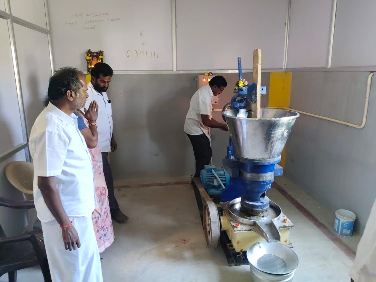 AgriGoI's tweet photo. Blending tradition with technology for farmer-led value addition 🌾🛢️

Agni Mariamman Farmer Producer Co Ltd., #Salem, #TamilNadu #FPO, with 750 farmer members, is strengthening local agri-enterprises through cold-pressed oil extraction & a ragi processing unit equipped with de-stoner, de-husker & pulveriser machines.

The FPO grows & processes coconut, sesame,  groundnut oil & operates a retail store selling cold-pressed oils, jaggery, millets & traditional rice varieties—enhancing value addition, preserving traditional foods, boosting farmer incomes.

Buy pure products from this FPO on @DigiHaat_ click on 
🔗 https://t.co/4Zhh1LR5I5

#FPO #ValueAddition #TraditionalFoods #AgriBusiness