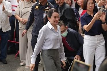 พลอย tweet media
