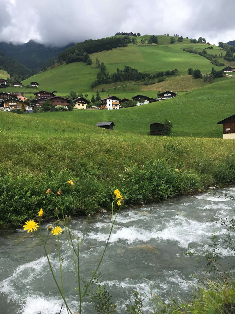 alazmi1967's tweet photo. 🇦🇹 قرية Wörth - فوورث النمساوية 
واحدة من أجمل القرى الريفية الهادئة في النمسا، واللي يعجز الكلام عن وصف جمالها.  
تقع قرية Wörth  في وادي Rauris راوريس بمنطقة سالزبورغ.  
مكانها بالضبط: بين بلدة Rauris ومطعم Landgasthaus Weixen المشهور ببحيرة صيد الأسماك
قرية صغيرة، بيوتها خشب على الطراز النمساوي، وحواليها جبال خضراء وجداول.  
السكن فيها أرخص من زيلامسي وأنظف وأهدى
Wörth خيار ممتاز للي يبحث عن طبيعة النمسا بدون ضجة زيلامسي.