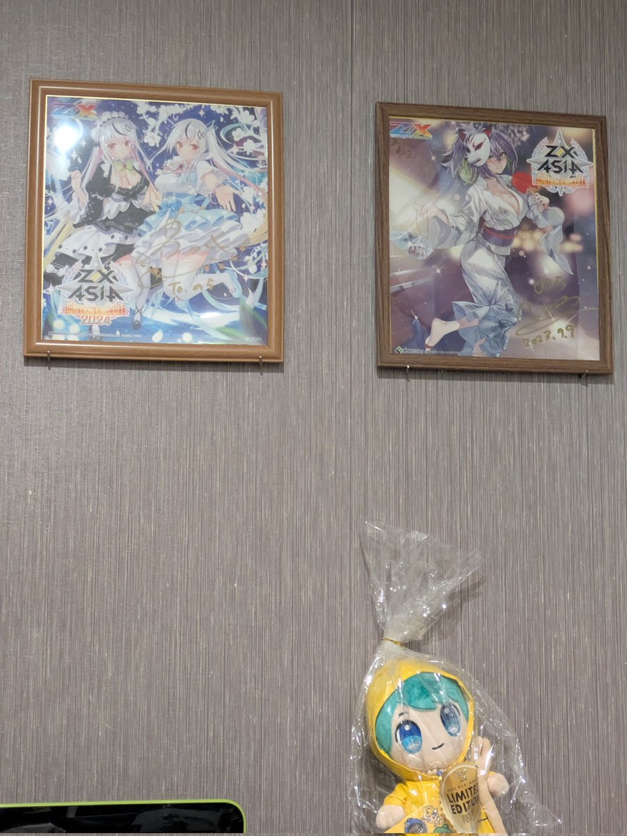 憂鬱な月曜日をぶっ飛ばす、激アツな部屋を演出するために、色紙を飾っ