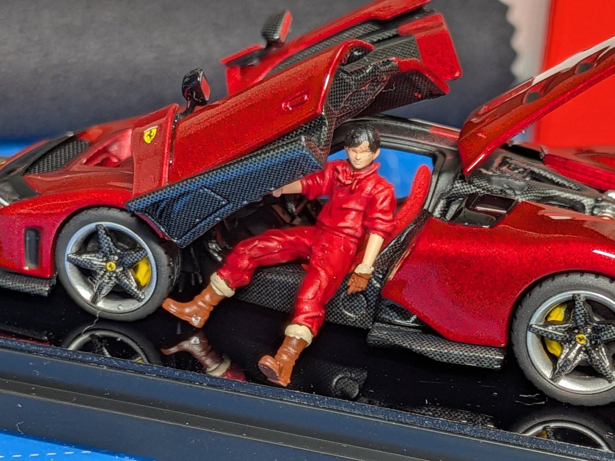 でもって BBR 1/64 Ferrari F80 はドアやエンジンフードが開いちゃう