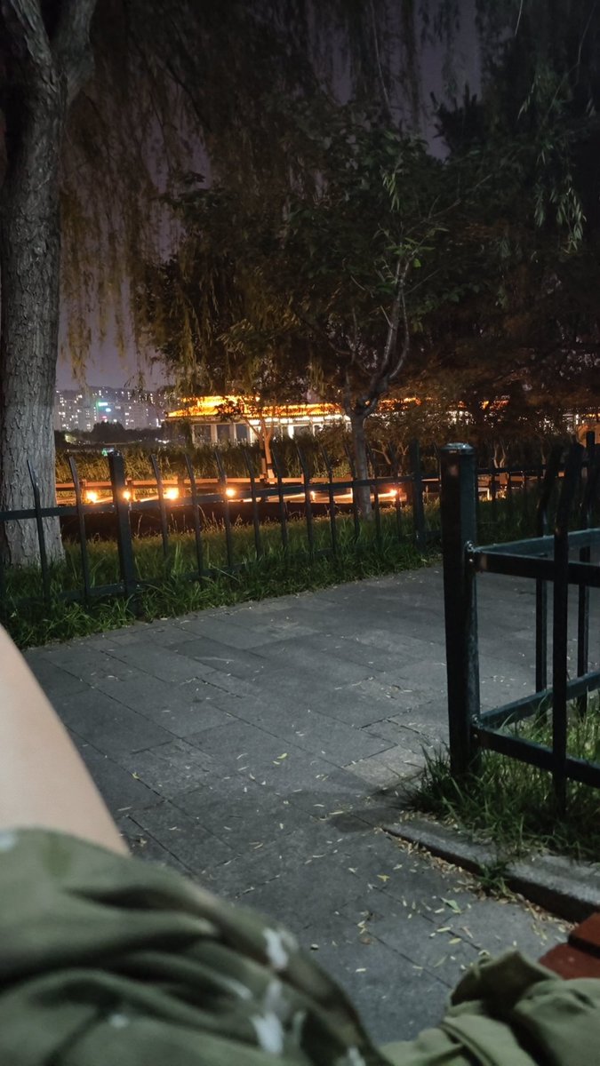 直到夜幕降临，喧嚣退场
夜晚，是自我重逢的时刻
投稿@DnewHome @Fengsiyuan https://t.co/EwqNe8XFmP