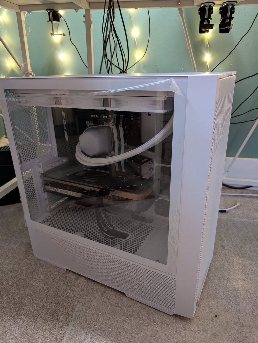 BalloonsBunny's tweet photo. I did a thing yesterday! Excuse the cables in the background lol I gave up trying to tame that mess. But new PC means hopefully no more skipped frames! 🤞 https://t.co/cIZUne3dRr