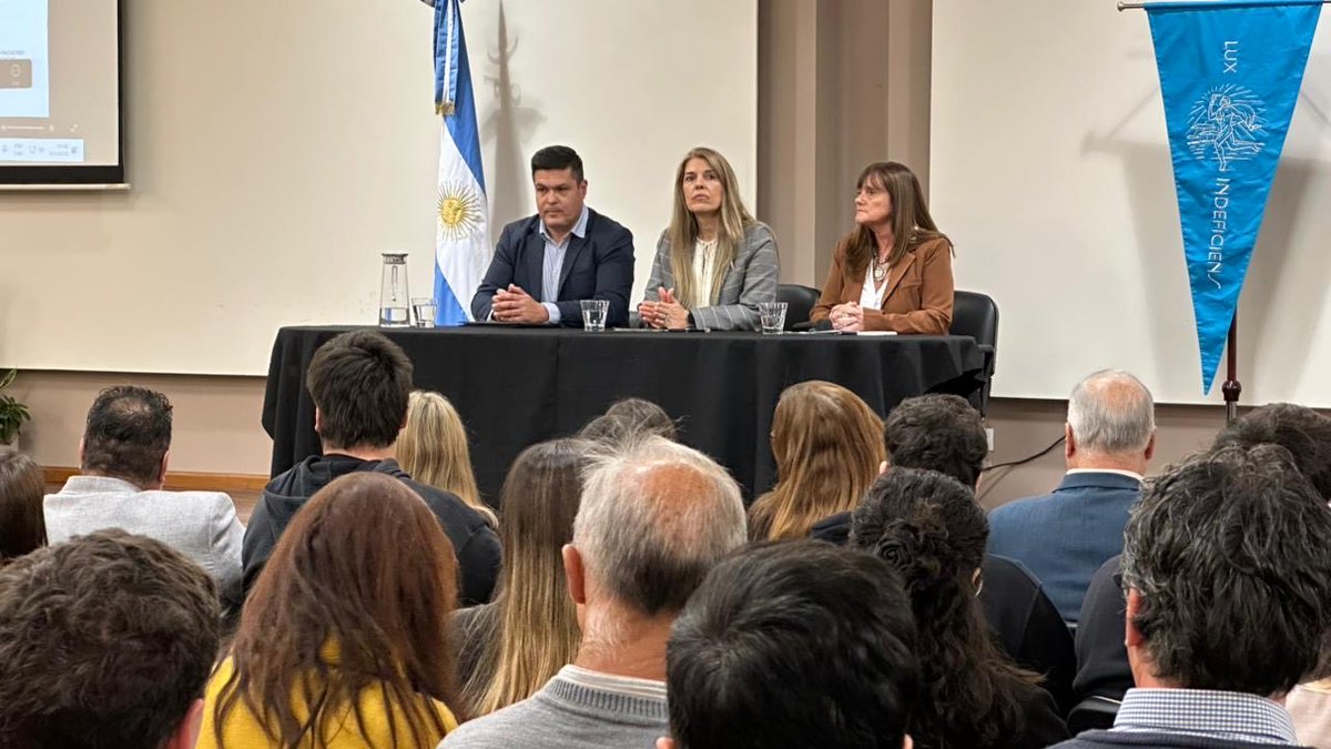 fceunl's tweet photo. Iniciamos el año académico de #PosgradosFCE 2026 en la #FCEUNL. Reconocimos a quienes finalizaron carreras en 2025 y a quienes defendieron tesis. Momento emotivo: homenaje a Héctor De Ponti y Oscar Costa. #UNL #ComunidadFCE https://t.co/slmeVsyhUu