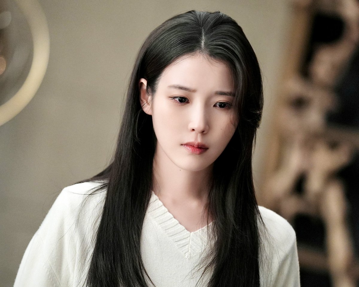 자연스런 생머리에 화사한 아이보리빛 브이넥 니트를 단정히 입고는 이런 ‘어제내세상이무너졌어’ 눈빛이라니… 분리불안에 시달리는 희주에게는 미안한 얘기지만 너무 맛도리세요🥹😇

#아이유 #IU #성희주 #21세기대군부인
